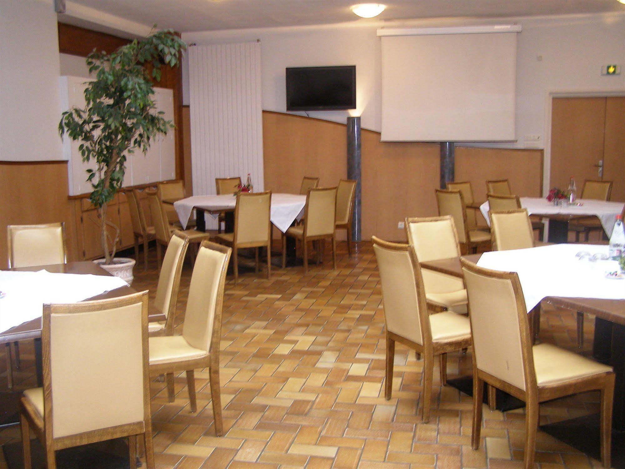 Logis Hotel-Restaurant Le Chene Vert Saint-Pourçain-sur-Sioule Exterior foto